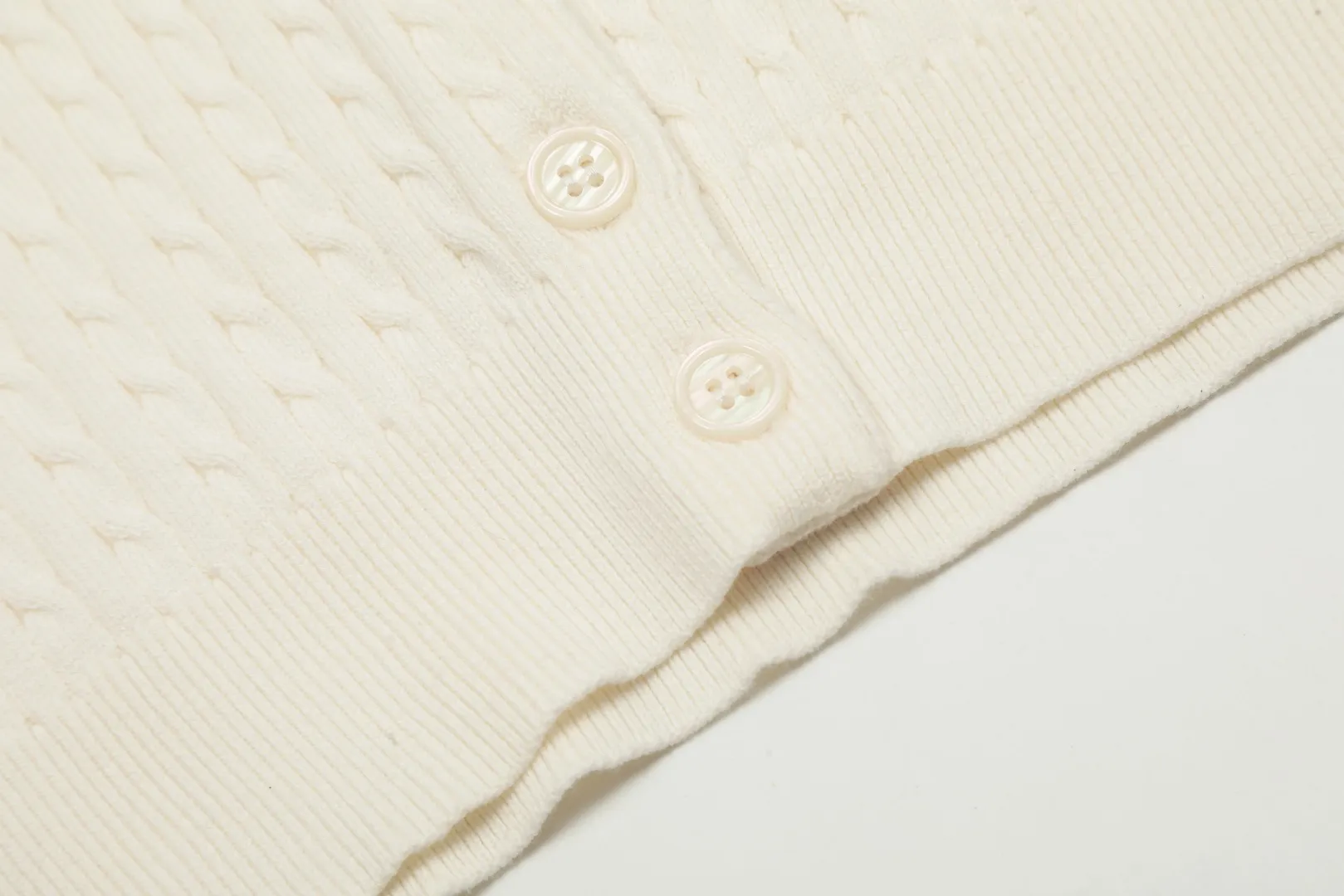 P210 Top quality" Style number: DS005# (not off the shelves all year round) [Ralph Lauren round neck solid color pony embroidery logo knitted cardigan long sleeves] ✅Ralph Lauren Ralph Lauren classic basic versatile twist knitted cardigan long sleeves ✅Main supplier platform live broadcast Wholesale entity Replenish when out of stock Not off the shelf ✅ZP quality 1:1 version Scan the code to enter the GF website Counter quality ✅Detailed quality is the only one in Guangzhou Imported quality cotton yarn, focusing on high-end, cost-effective, good quality, needless to say ✅Zhao Lusi's same style is really amazing, so sweet, so beautiful. This cardigan is really good-looking ✅The upper body is simple and easy to match. A must-have for goddess ootd. Good-looking clothes are never picky. A must-have in the goddess' wardrobe. Size: S-XL Color: Black, almond, gray, navy blue, pink, white, light blue, taro purple, rose red, white label, big red and blue label